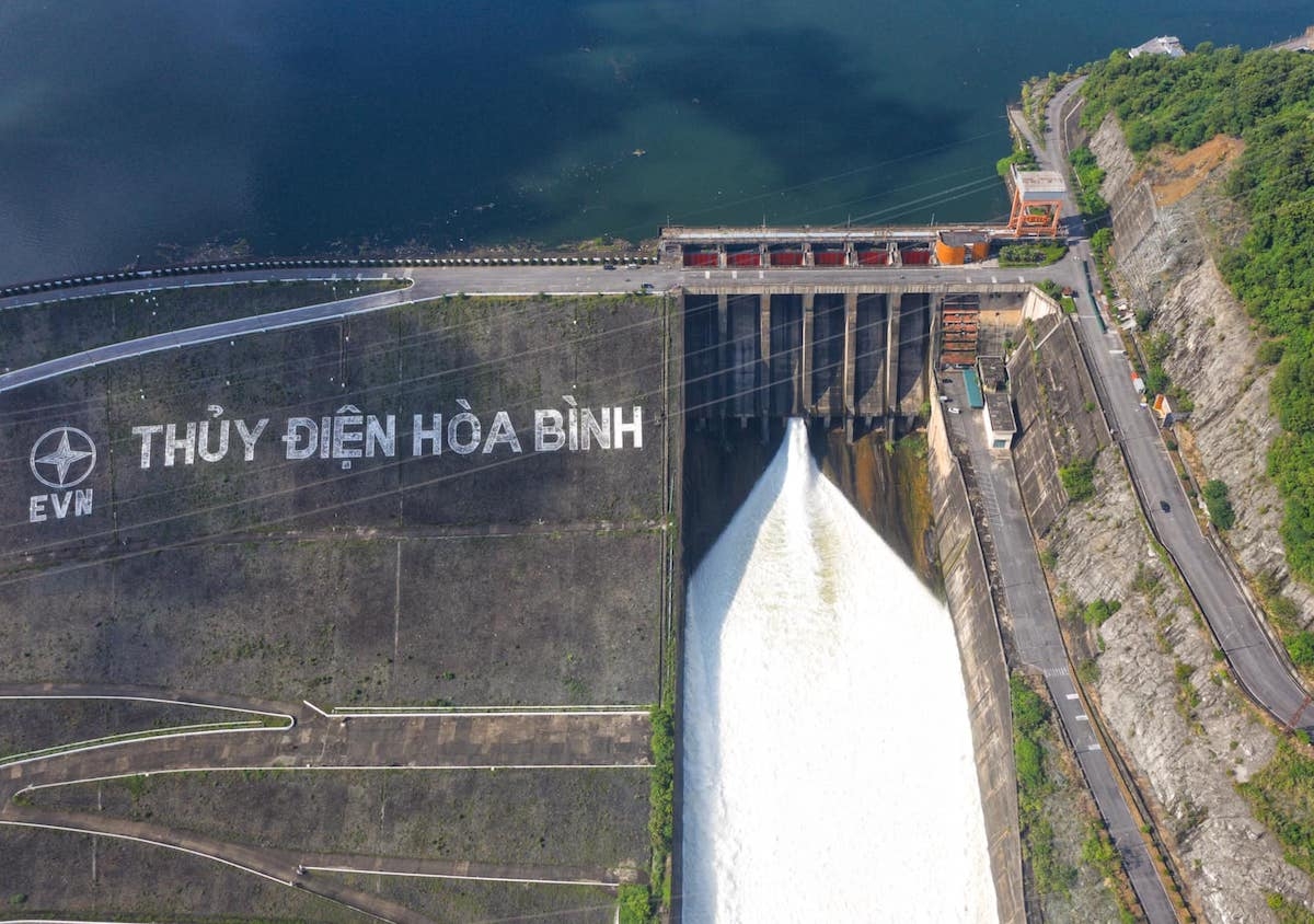 Nhà máy Thủy điện Hòa Bình đóng toàn bộ 5 cửa xả đáy Nhà máy Thủy điện Hòa Bình đóng cửa xả đáy cuối cùng