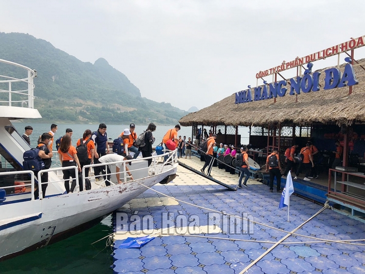 Thưởng ngoạn cảnh đẹp Suối Hoa (Hòa Bình)