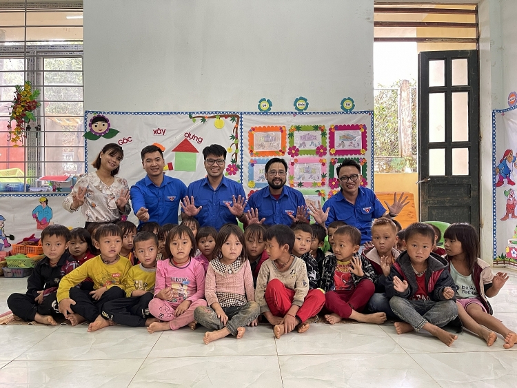 Xí nghiệp Khí Vietsovpetro tổ chức chương trình thiện nguyện “Áo ấm cùng em đến trường”