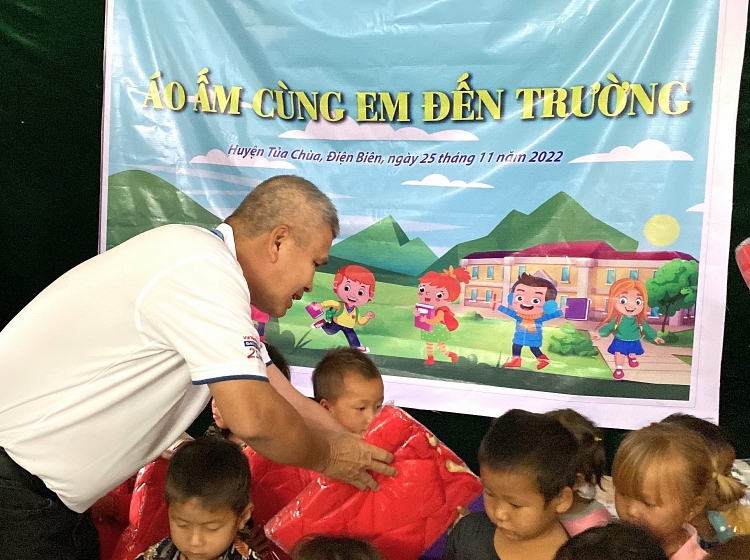 Xí nghiệp Khí Vietsovpetro tổ chức chương trình thiện nguyện “Áo ấm cùng em đến trường”
