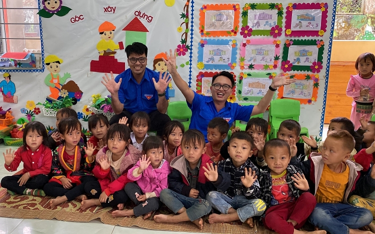 Xí nghiệp Khí Vietsovpetro tổ chức chương trình thiện nguyện “Áo ấm cùng em đến trường”