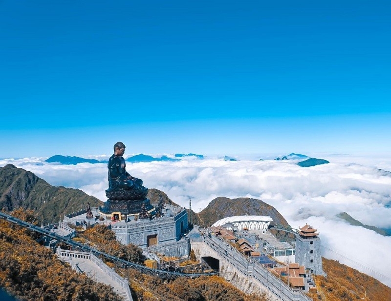 Vì sao Fansipan được chọn là ngọn núi thích hợp để trekking dịp cuối năm?