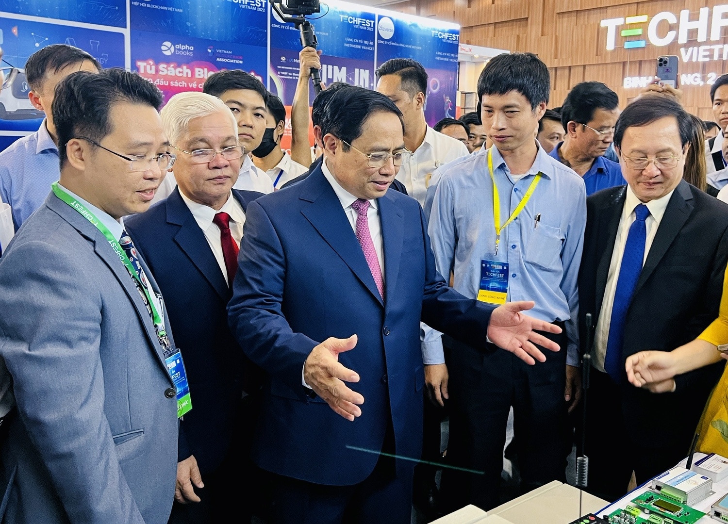 Đổi mới mô hình tăng trưởng lấy khoa học - công nghệ và đổi mới sáng tạo làm động lực chủ