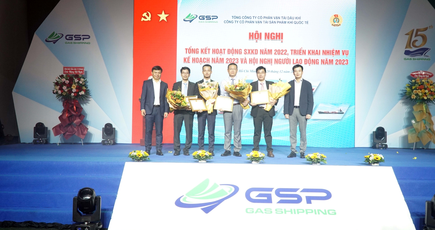 Các tập thể xuất sắc được nhận bằng khen của Tổng công ty PVTrans