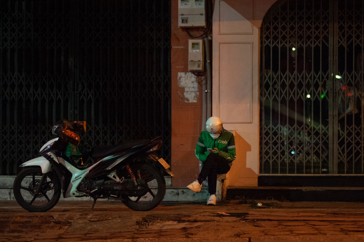 Hà Nội rét đậm, người lao động mưu sinh trong đêm đông cuối năm