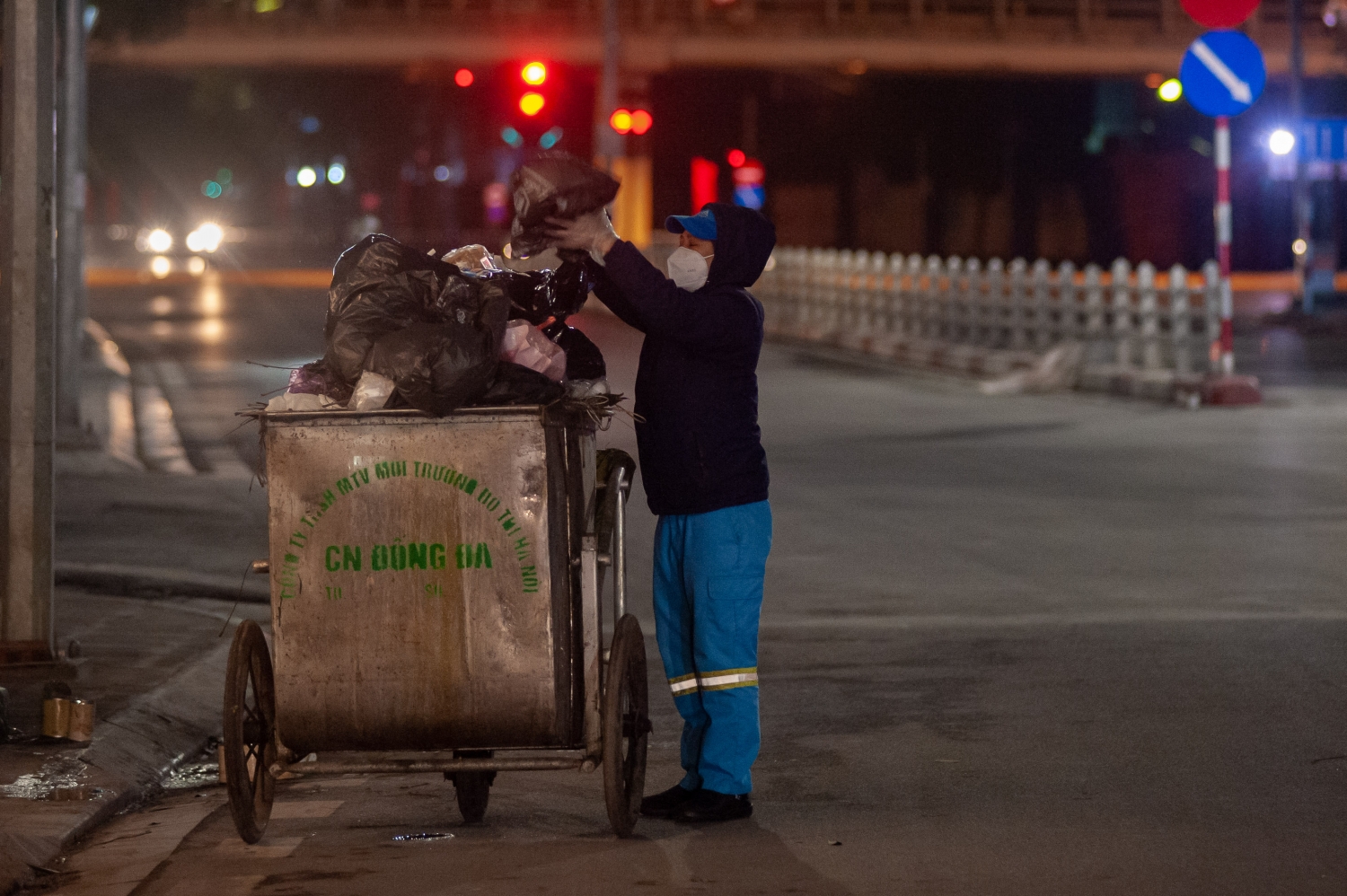 Hà Nội rét đậm, người lao động mưu sinh trong đêm đông cuối năm