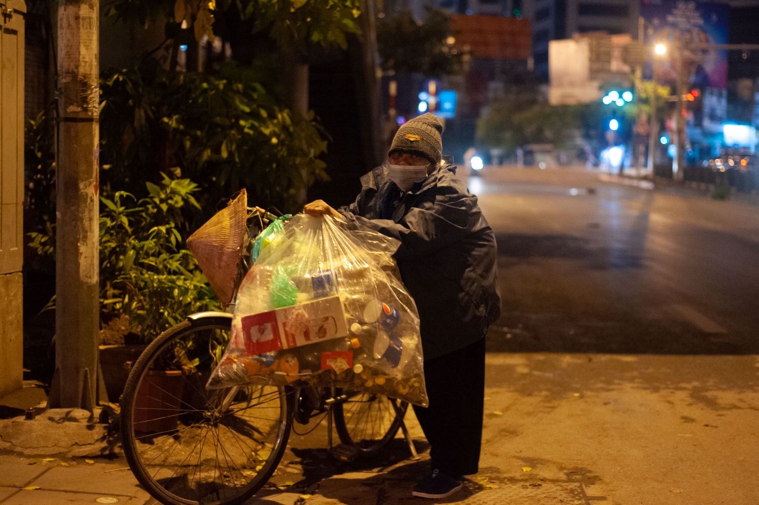 Hà Nội rét đậm, người lao động mưu sinh trong đêm đông cuối năm