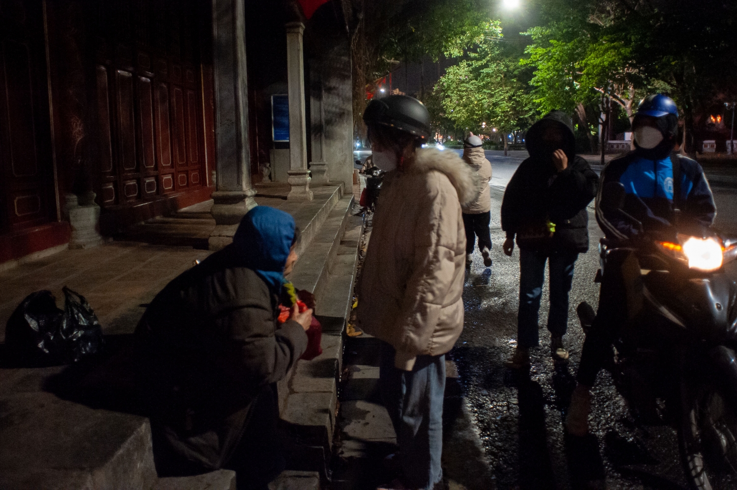 Hà Nội rét đậm, người lao động mưu sinh trong đêm đông cuối năm
