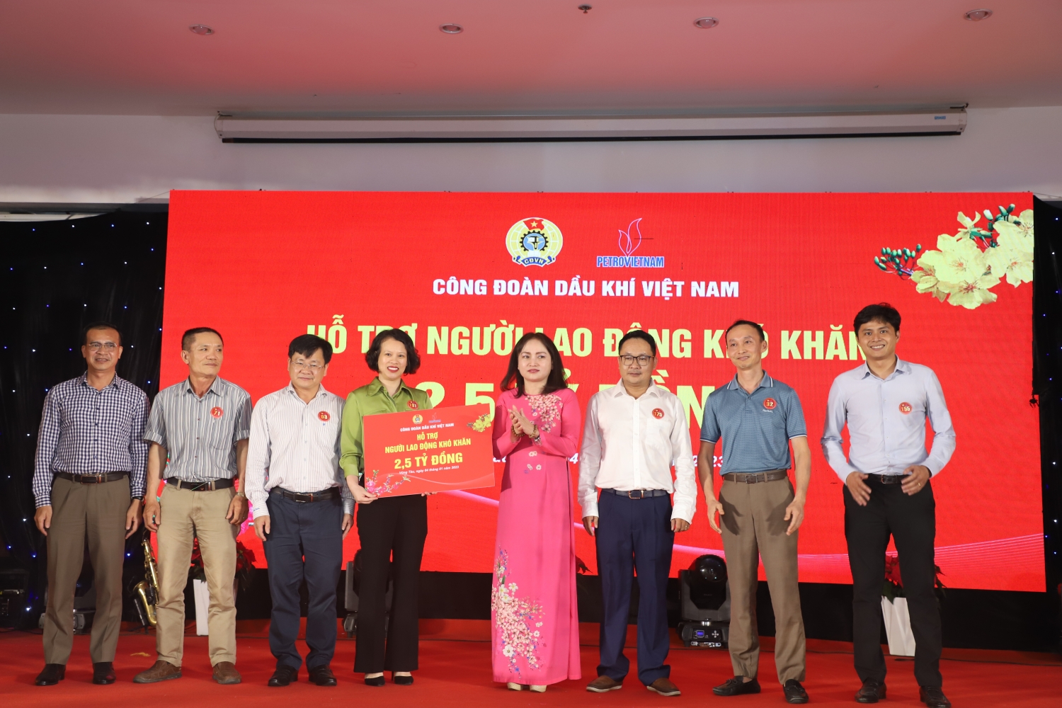 Chủ tịch CĐ DKVN Nghiêm Thùy Lan trao tặng 2,5 tỉ đồng quà Tết cho Công đoàn các đơn vị trực thuộc có người lao động khó khăn