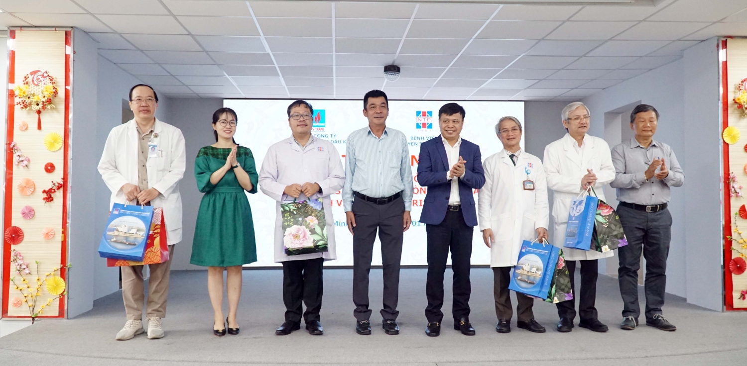 PVTrans trao tặng quà tết cho các y, bác sĩ bệnh viện