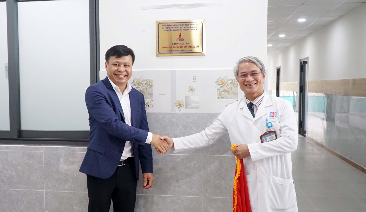 Cắt băng khánh thành và bàn giao công trình