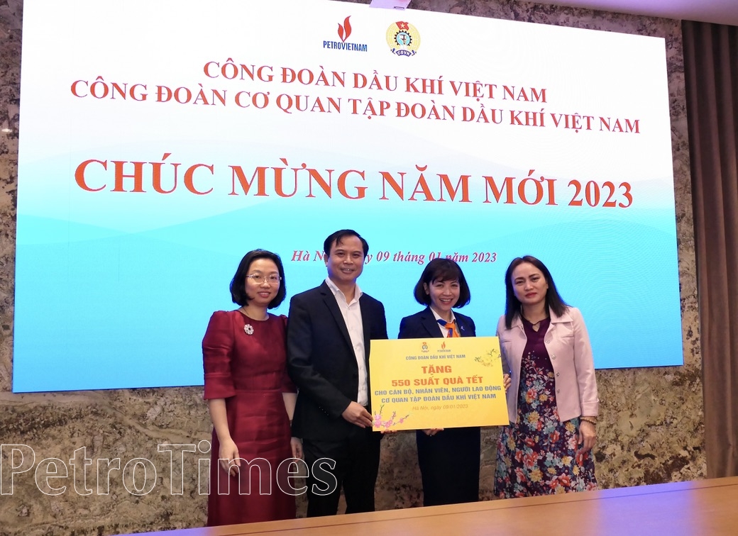Chủ tịch Công đoàn DKVN Nghiêm Thùy Lan tặng 550 suất quà Tết cho công đoàn viên Cơ quan Tập đoàn. Chủ tịch Công đoàn DKVN Nghiêm Thùy Lan tặng 550 suất quà Tết cho công đoàn viên Cơ quan Tập đoàn.