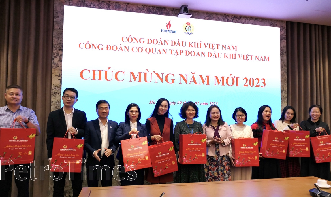Đại diện Công đoàn bộ phận/Tổ công đoàn thuộc Công đoàn Cơ quan Tập đoàn nhận quà Tết. Đại diện Công đoàn bộ phận/Tổ công đoàn thuộc Công đoàn Cơ quan Tập đoàn nhận quà Tết.