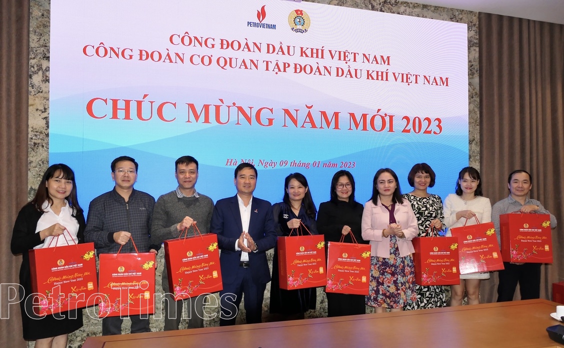 Đồng chí Vũ Anh Tuấn tặng quà Tết cho các Công đoàn bộ phận/Tổ công đoàn thuộc Công đoàn Cơ quan Tập đoàn. Đồng chí Vũ Anh Tuấn tặng quà Tết cho các Công đoàn bộ phận/Tổ công đoàn thuộc Công đoàn Cơ quan Tập đoàn.