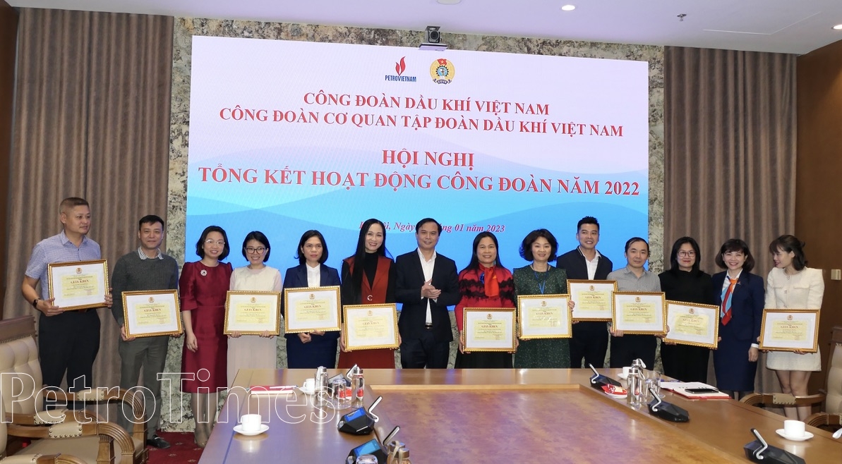 Lãnh đạo Công đoàn Cơ quan trao bằng khen cho các tập thể, cá nhân xuất sắc tiêu biểu năm 2022 Lãnh đạo Công đoàn Cơ quan trao bằng khen cho các tập thể, cá nhân xuất sắc tiêu biểu năm 2022