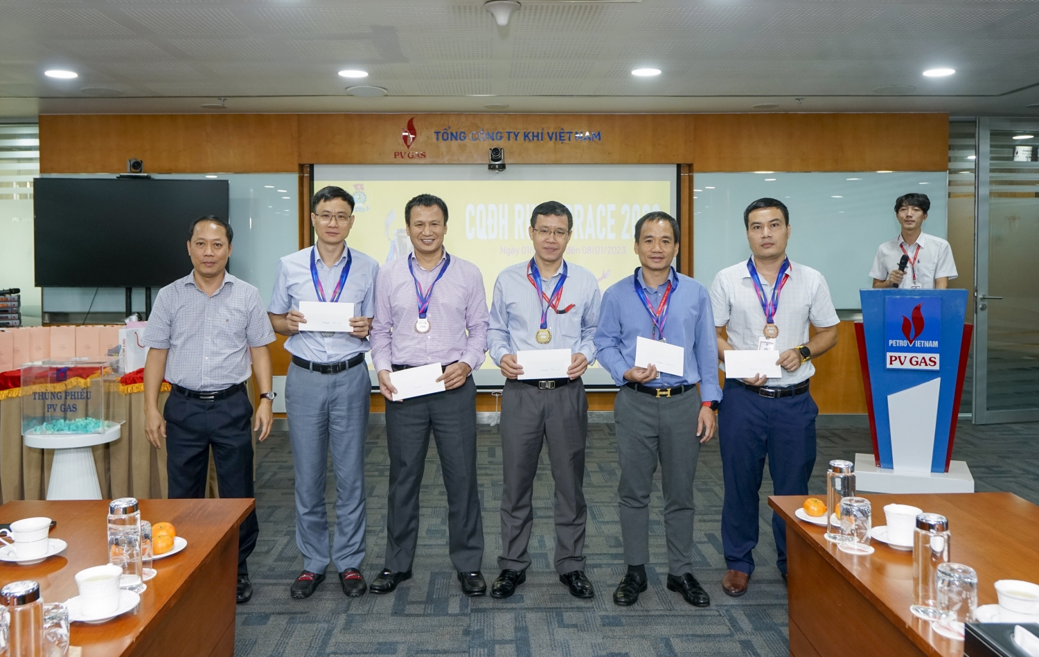 Trao giải cá nhân nam nhất nhì ba  