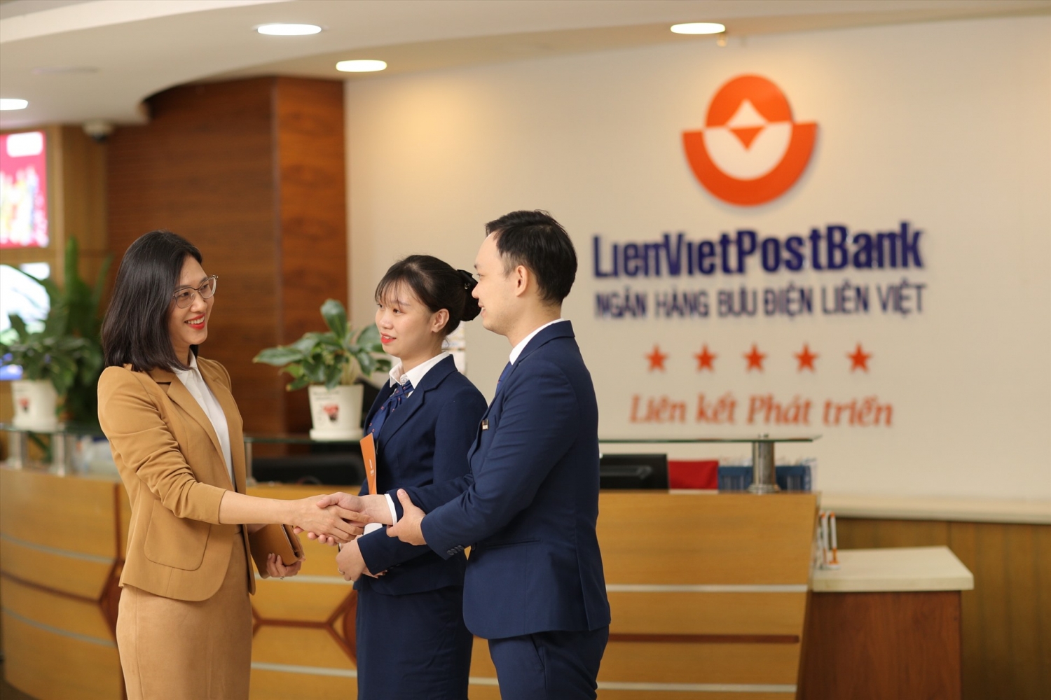 Tin ngân hàng ngày 16/2: LienVietPostBank hỗ trợ cho doanh nghiệp xuất nhập khẩu Tin ngân hàng ngày 16/2: LienVietPostBank hỗ trợ cho doanh nghiệp xuất nhập khẩu