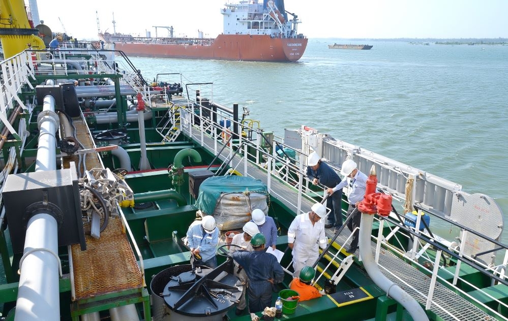 Tin tức kinh tế ngày 16/2: Việt Nam chi hơn 900 triệu USD nhập khẩu xăng dầu trong tháng 1