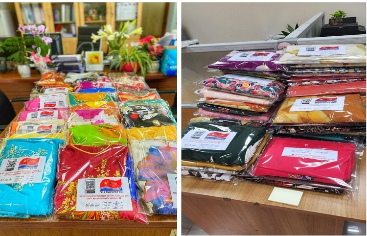 Tặng Áo dài – Trao gửi yêu thương Tặng áo dài - Trao gửi yêu thương