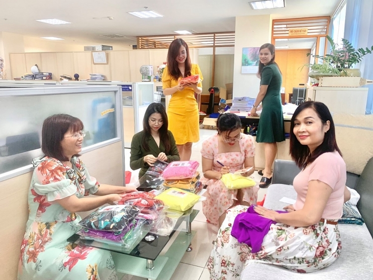 Tặng Áo dài – Trao gửi yêu thương Tặng áo dài - Trao gửi yêu thương