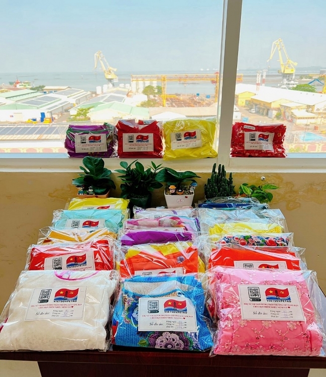 Tặng Áo dài – Trao gửi yêu thương Tặng áo dài - Trao gửi yêu thương