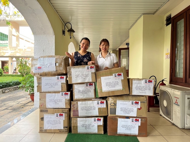 Tặng Áo dài – Trao gửi yêu thương Tặng áo dài - Trao gửi yêu thương