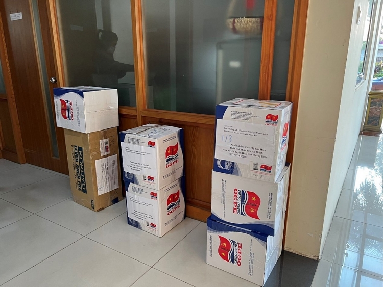 Tặng Áo dài – Trao gửi yêu thương Tặng áo dài - Trao gửi yêu thương