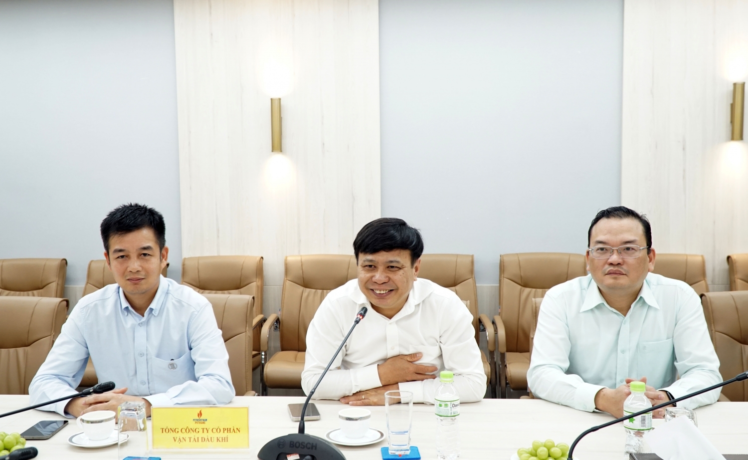 Chủ tịch HĐQT PVTrans Phạm Việt Anh trao đổi tại buổi làm việc