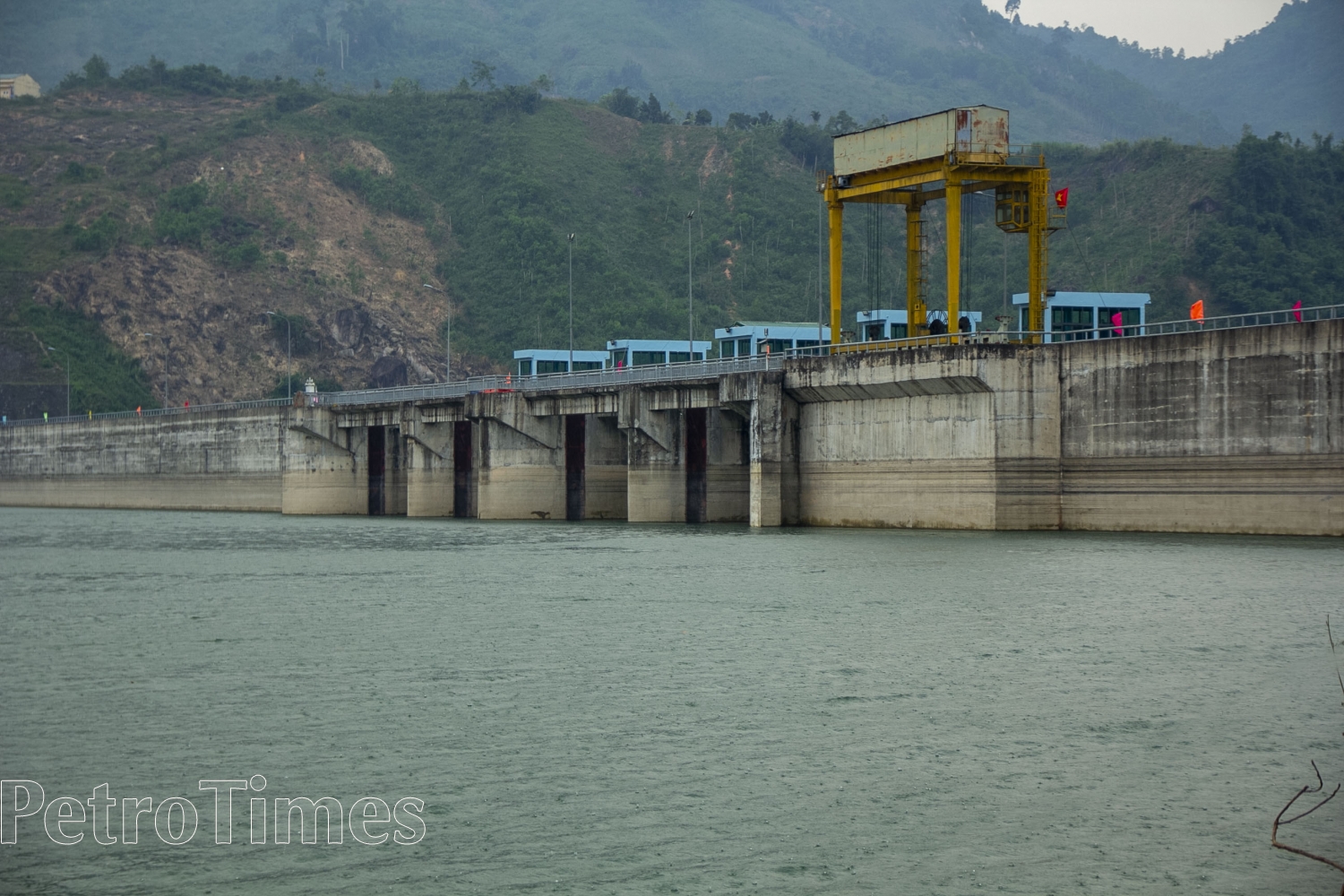 Thuỷ điên Đakđrinh đảm bảo điều tiết trong mùa cạn Thủy điện Đakđrinh xả tràn điều tiết hồ chứa để đảm bảo an toàn công trình và hạ du