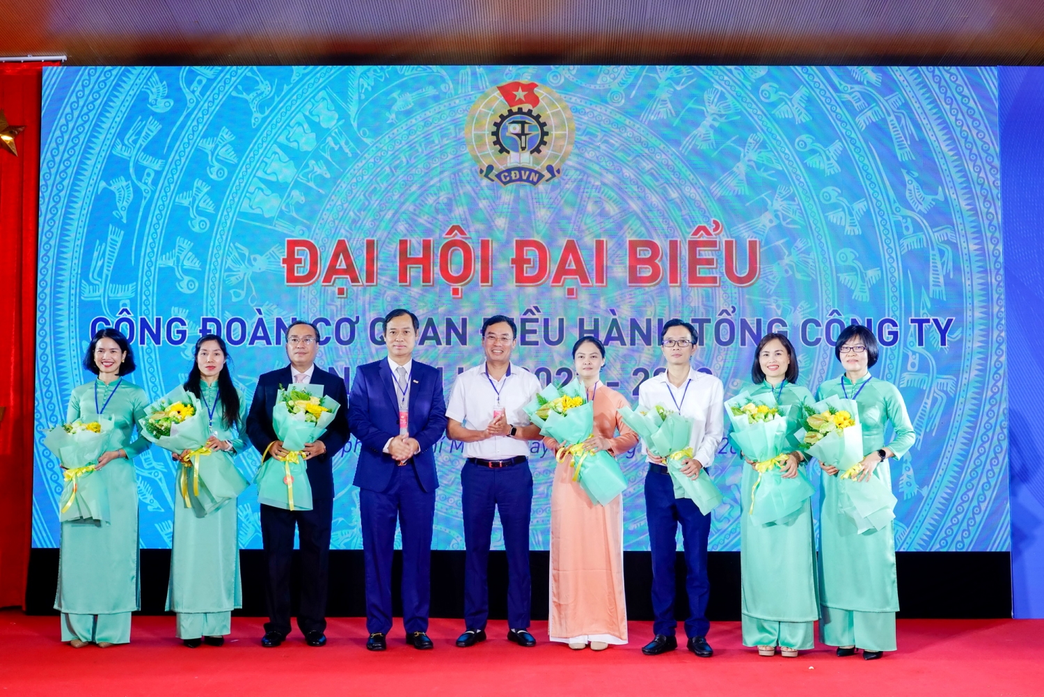 Lãnh đạo  Đảng Ủy và Công đoàn PV GAS chúc mừng BCH Công đoàn CQĐH nhiệm kỳ 2023-2028