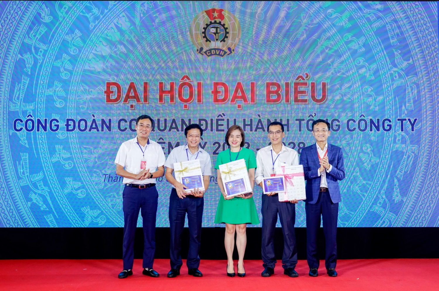 Công đoàn CQĐH vinh danh các lãnh đạo Ban/Trung tâm/Văn phòng của CQĐH đã có nhiều đóng góp để phát triển sự nghiệp công đoàn   