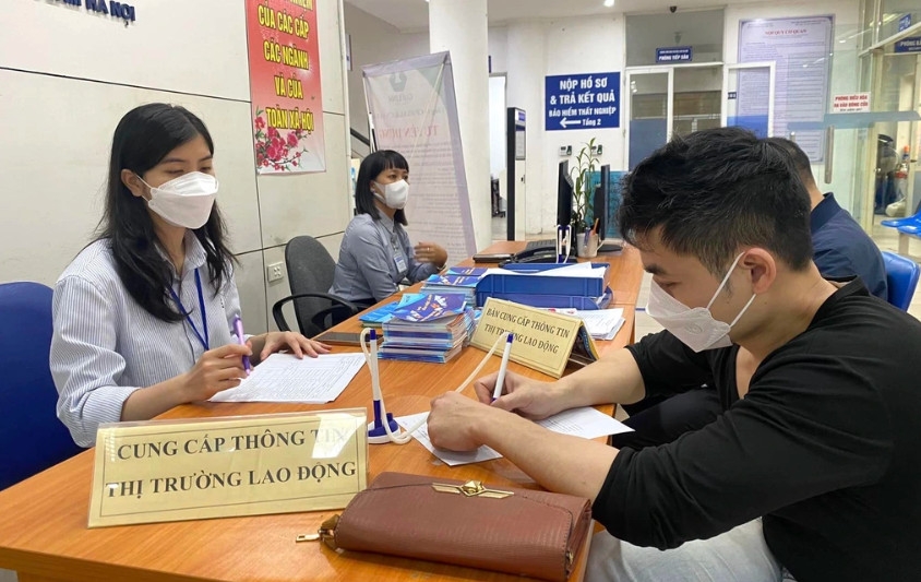 Người lao động tìm kiếm việc làm (Ảnh: Thanh Bình).