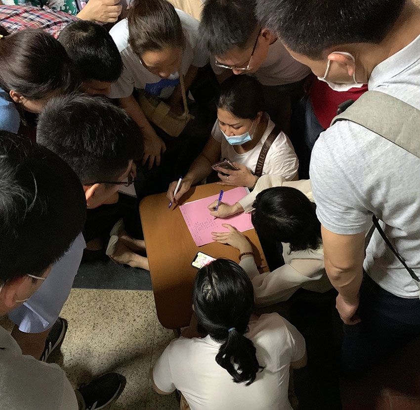 Nhọc nhằn mua nhà ở xã hội: Qua đêm ở bậc thềm, tranh cãi, xé nát danh sách