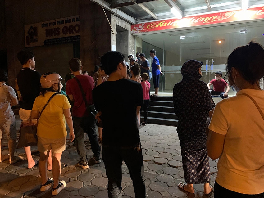 Nhọc nhằn mua nhà ở xã hội: Qua đêm ở bậc thềm, tranh cãi, xé nát danh sách