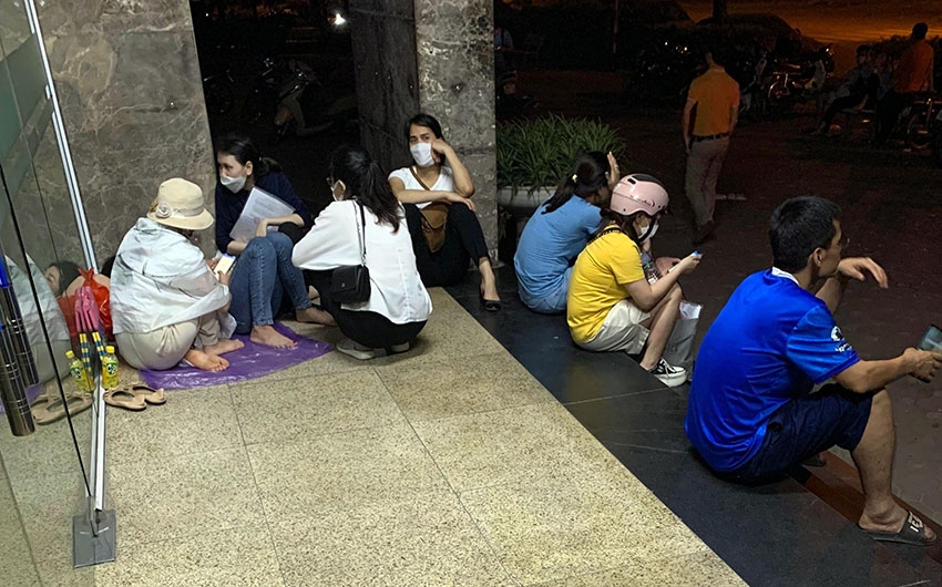 Nhọc nhằn mua nhà ở xã hội: Qua đêm ở bậc thềm, tranh cãi, xé nát danh sách