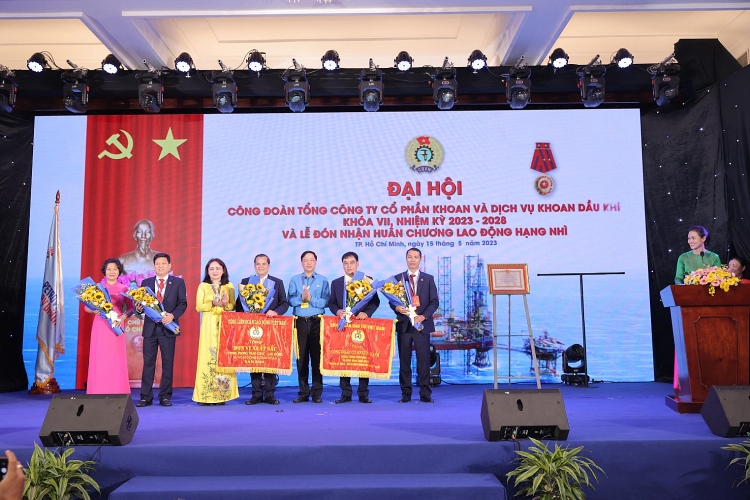 Công đoàn PV Drilling đón nhận Huân chương Lao động hạng Nhì