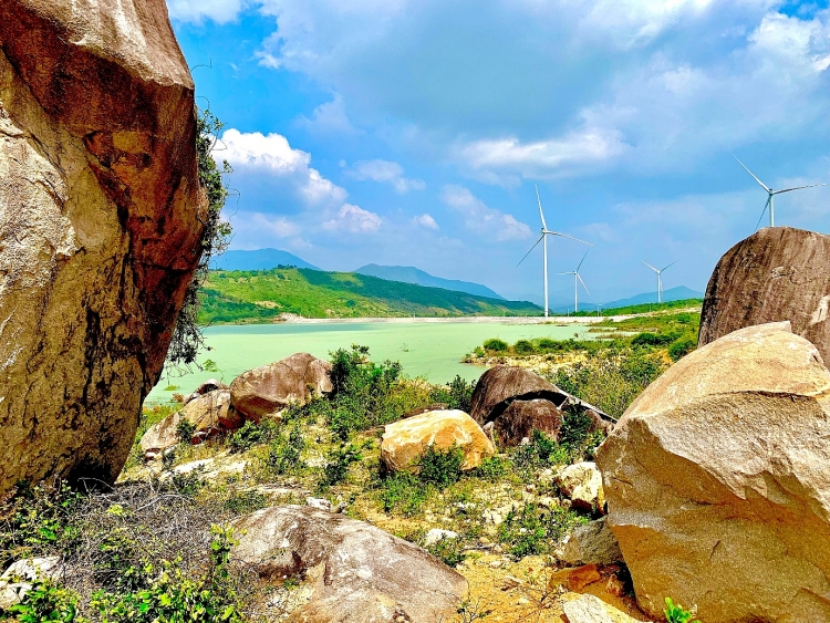 Khám phá vẻ đẹp hồ chứa nước Lợi Hải Khám phá vẻ đẹp hồ chứa nước Lợi Hải