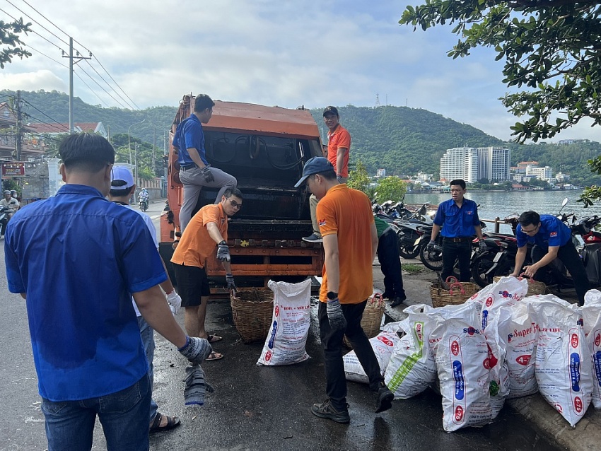 Gần 1.000 tình nguyện viên dọn rác, làm sạch biển Bãi Dâu (Vũng Tàu)