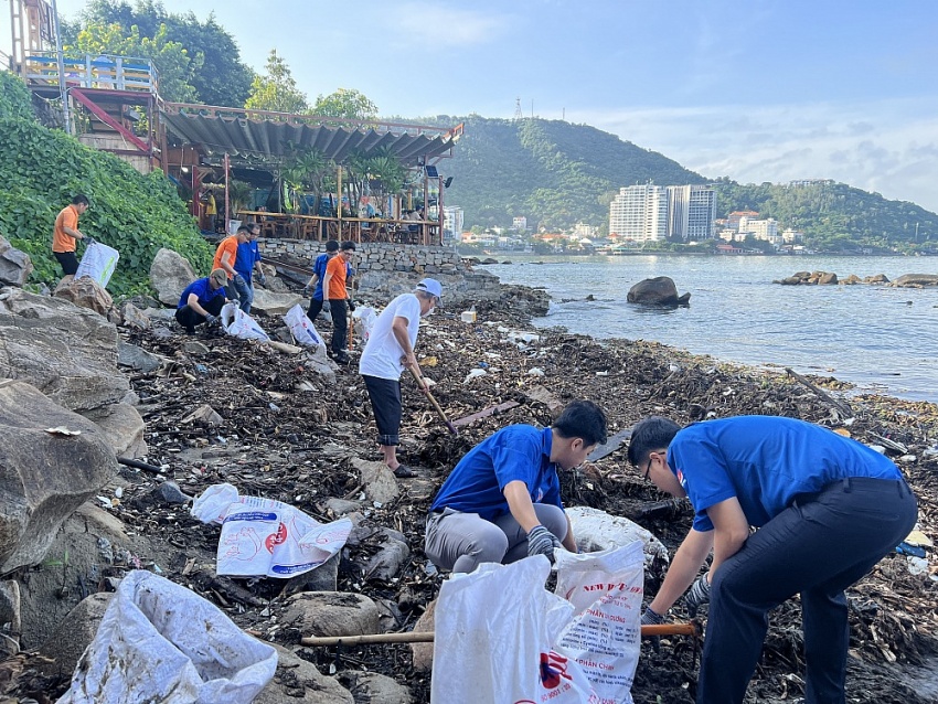 Gần 1.000 tình nguyện viên dọn rác, làm sạch biển Bãi Dâu (Vũng Tàu)