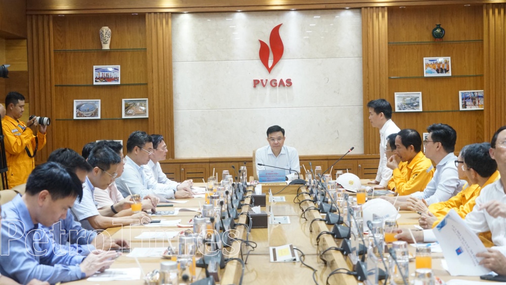 Tổng Giám đốc Petrovietnam Lê Mạnh Hùng kiểm tra hoạt động Kho cảng LNG Thị Vải