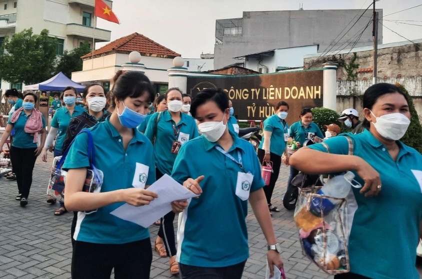 Nhiều ngành nghề bị giảm đơn hàng, đời sống việc làm của công nhân khó khăn. Nhiều ngành nghề bị giảm đơn hàng, đời sống việc làm của công nhân khó khăn.