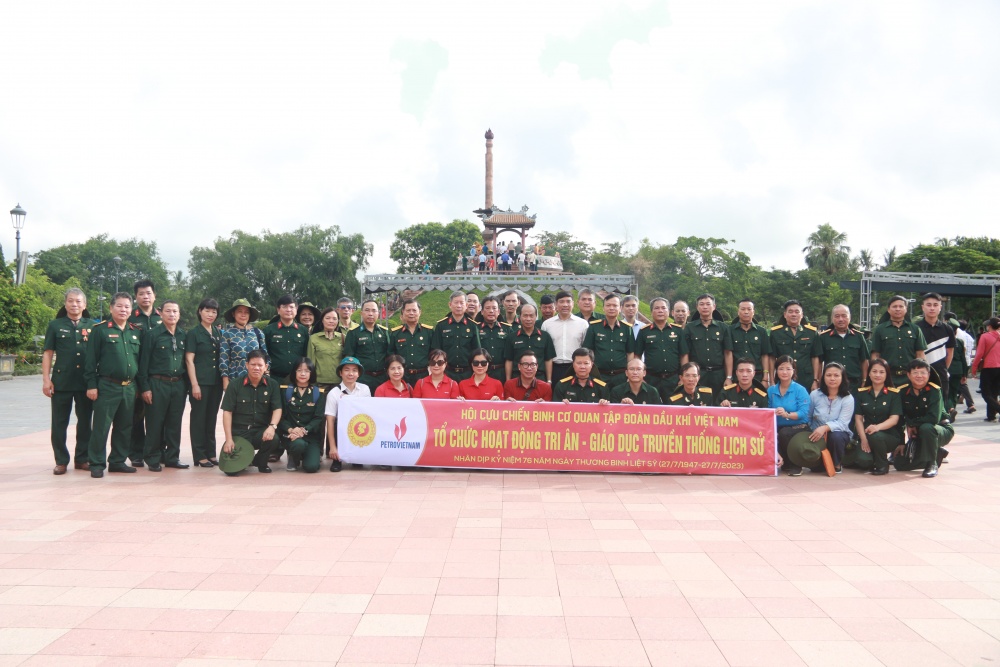 Hội CCB Cơ quan Tập đoàn tổ chức về nguồn tại miền Trung anh hùng