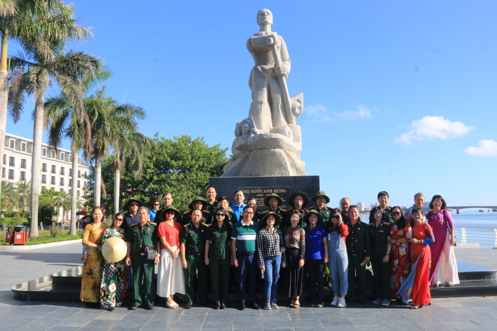 Tượng đài Mẹ Suốt ở Quảng Bình được tạc để tỏ lòng biết ơn của nhân dân Quảng Bình đối với người mẹ anh hùng. Với phong thái uy nghi, kiên cường, hình ảnh tượng để lại nhiều cảm xúc cho du khách mỗi khi có dịp viếng thăm. Tượng đài Mẹ Suốt ở Quảng Bình được tạc để tỏ lòng biết ơn của nhân dân Quảng Bình đối với người mẹ anh hùng. Với phong thái uy nghi, kiên cường, hình ảnh tượng để lại nhiều cảm xúc cho du khách mỗi khi có dịp viếng thăm.