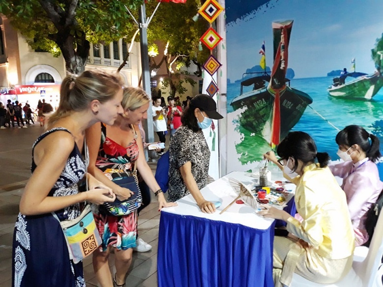 Tham gia Festival Thu Hà Nội năm 2023 tại phố đi bộ Hồ Gươm