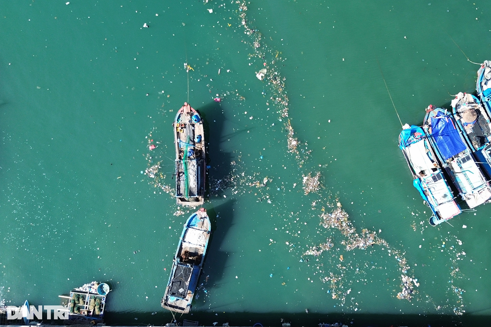 Tàu thuyền mắc cạn giữa Tàu thuyền mắc cạn giữa