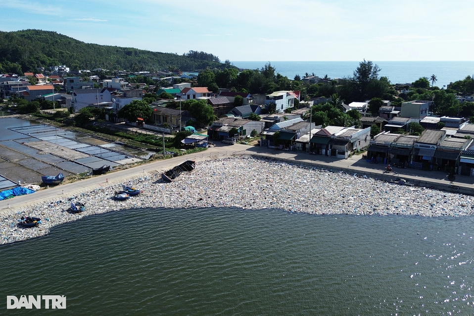 Tàu thuyền mắc cạn giữa Tàu thuyền mắc cạn giữa