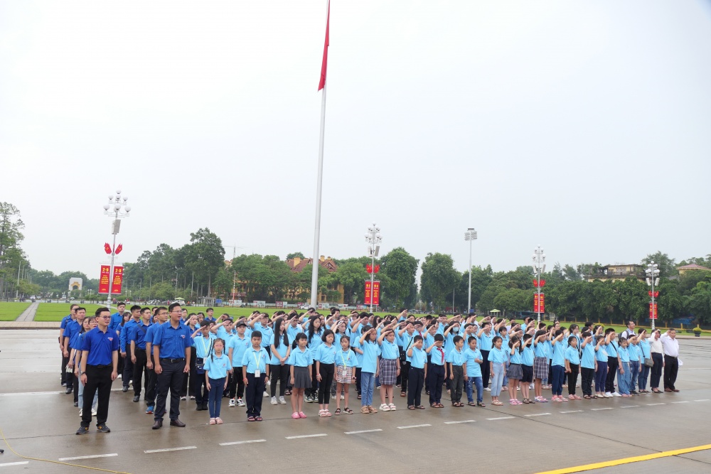 Các em học sinh làm lễ chào cờ tại Lễ báo công dâng Bác