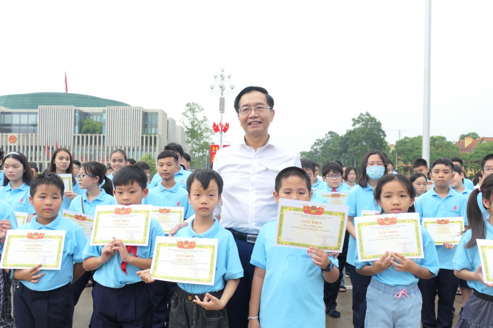 Đồng chí Trần Quang Dũng, Ủy viên Ban Thường vụ, Trưởng Ban Tuyên giáo Đảng ủy, Trưởng Ban Truyền thông và Văn hóa doanh nghiệp Tập đoàn trao bằng khen tuyên dương các em học sinh đạt thành tích cao.