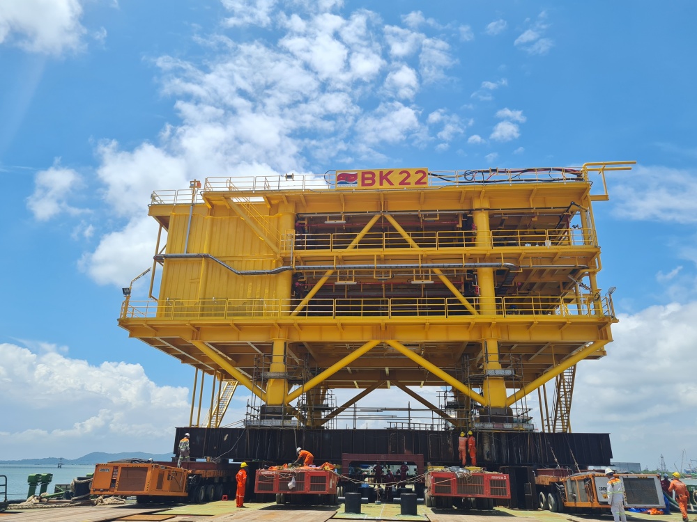 Người lao động Vietsovpetro hoàn thành việc thi công chế tạo trên bờ khối thượng tầng và kầu dẫn giàn BK-22