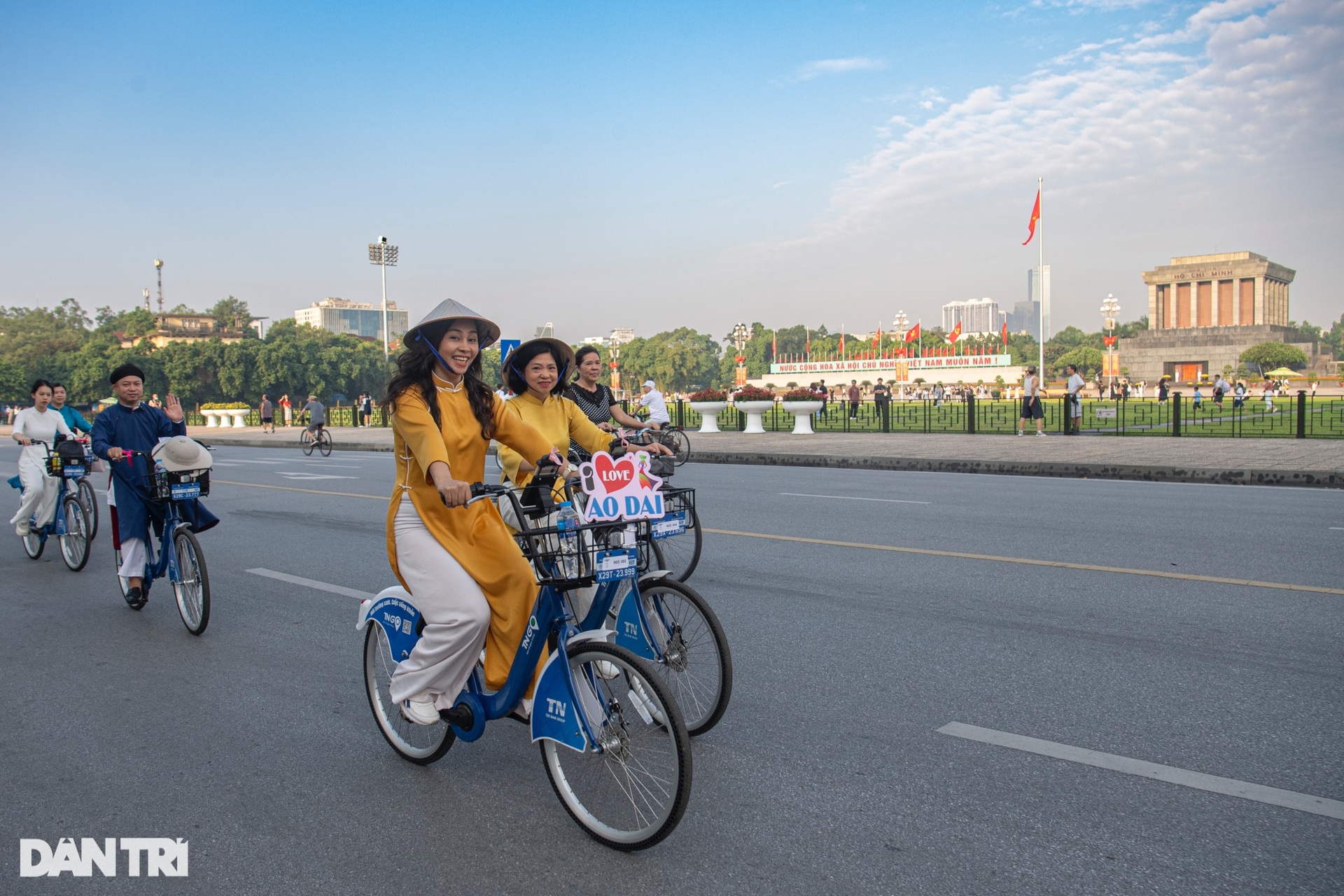 Hơn 100 người mặc áo dài, đạp xe diễu hành qua các di sản Hà Nội - 4 Hơn 100 người mặc áo dài, đạp xe diễu hành qua các di sản Hà Nội - 4